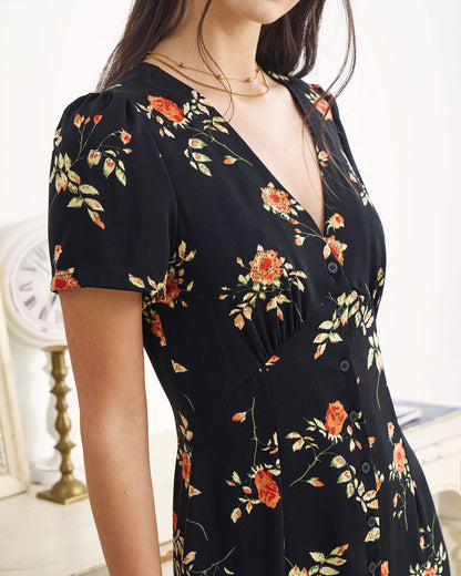 Vestido longo preto com estampa floral, decote em V e mangas curtas