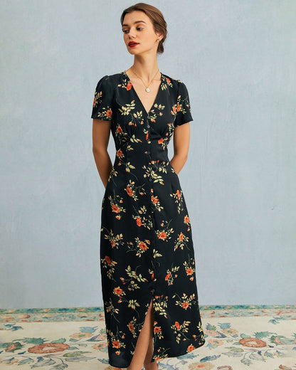 Vestido longo preto com estampa floral, decote em V e mangas curtas