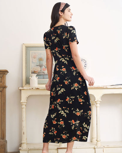 Vestido longo preto com estampa floral, decote em V e mangas curtas