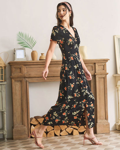 Vestido longo preto com estampa floral, decote em V e mangas curtas