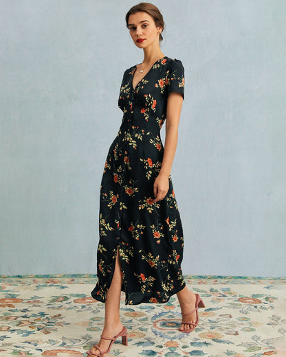 Vestido longo preto com estampa floral, decote em V e mangas curtas
