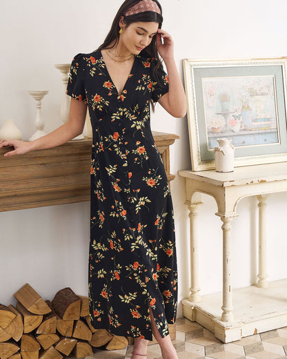Vestido longo preto com estampa floral, decote em V e mangas curtas