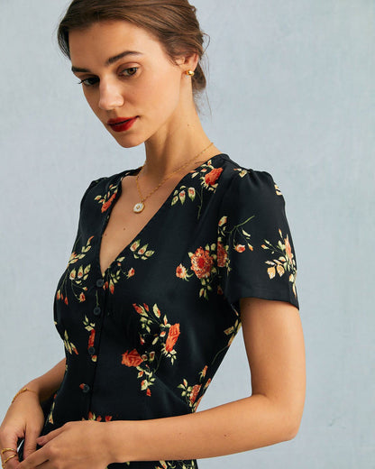 Vestido longo preto com estampa floral, decote em V e mangas curtas