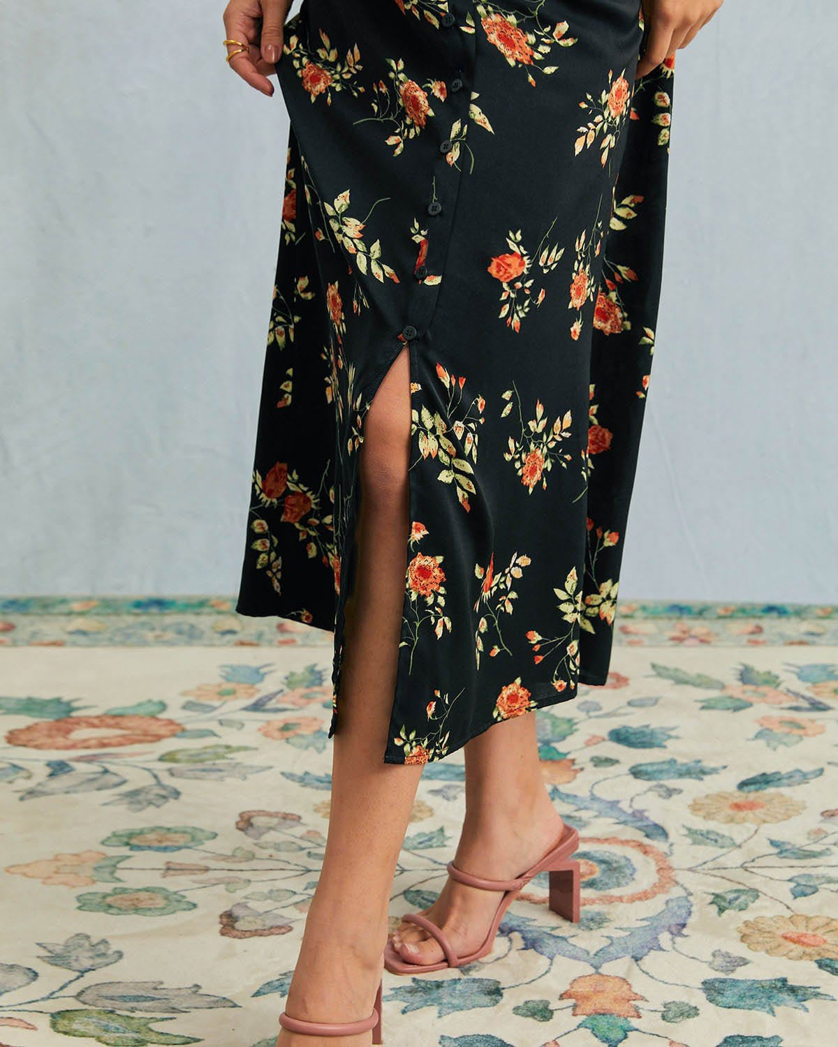 Vestido longo preto com estampa floral, decote em V e mangas curtas