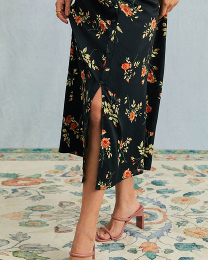 Vestido longo preto com estampa floral, decote em V e mangas curtas