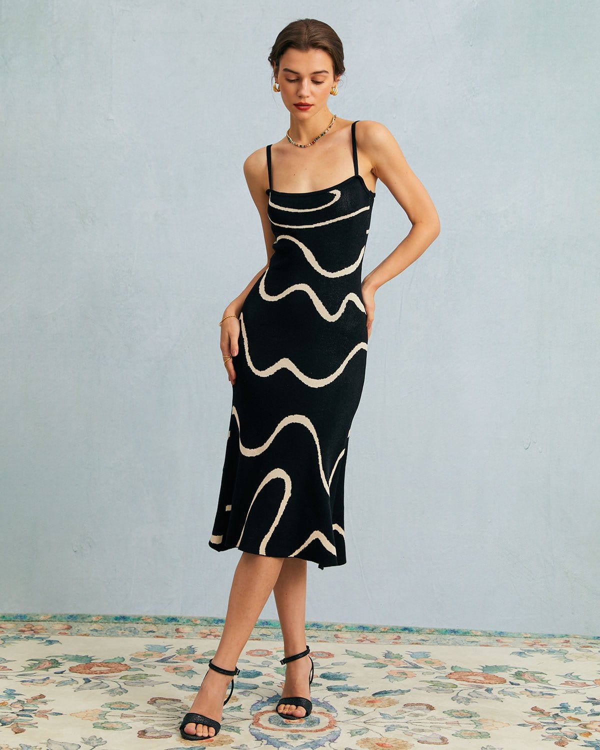 Vestido midi em tricot com barra sereia ondulada — Preto