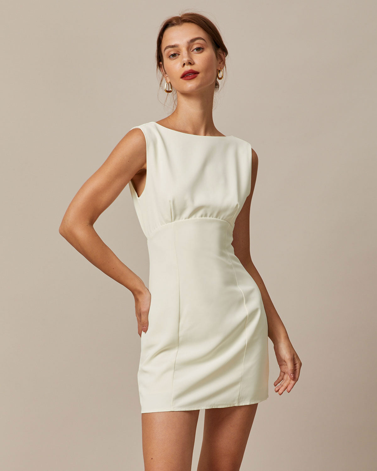 Vestido mini com decote canoa e laço nas costas — Bege
