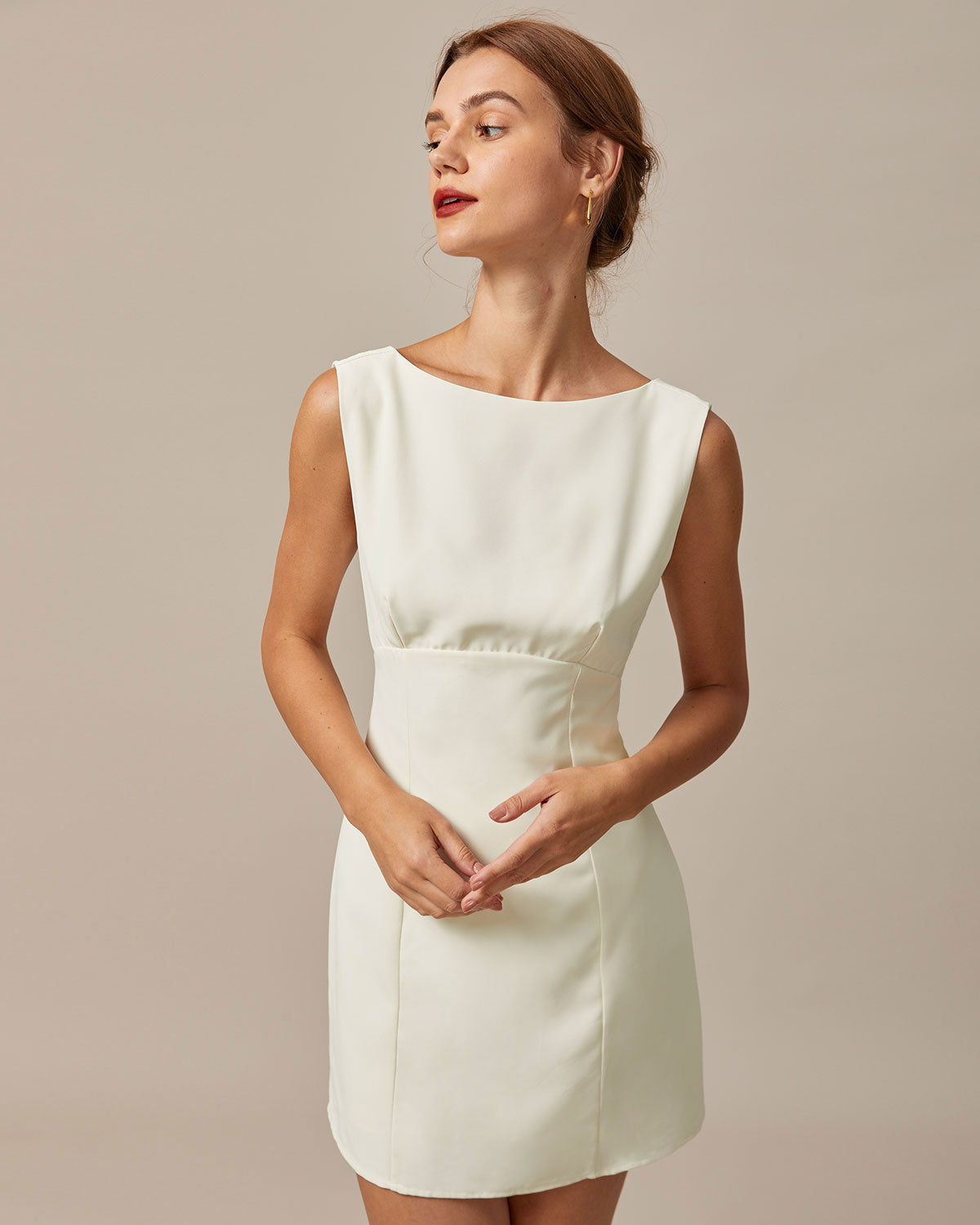 Vestido mini com decote canoa e laço nas costas — Bege