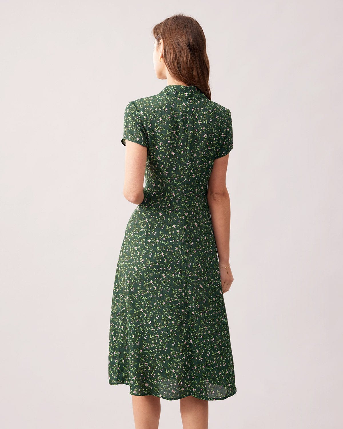 Vestido midi floral verde com gola de lapela e abotoamento frontal
