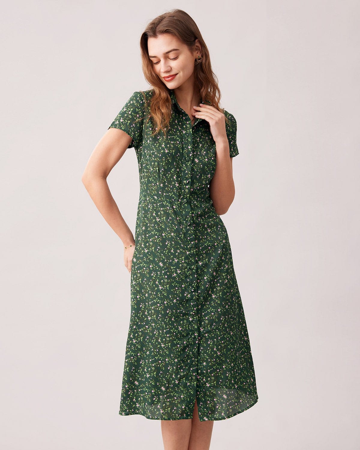 Vestido midi floral verde com gola de lapela e abotoamento frontal