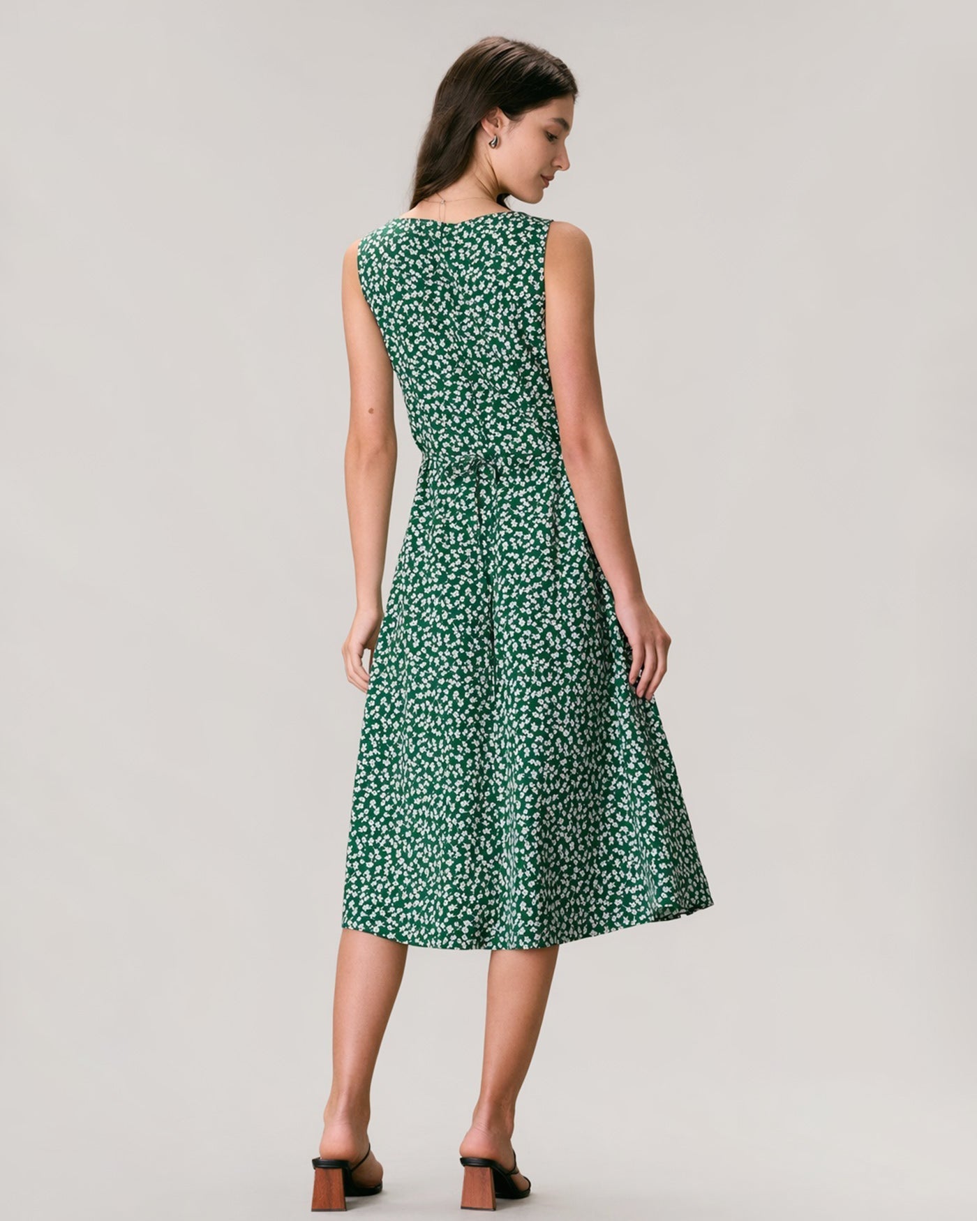 Vestido midi floral verde com decote em V e botões
