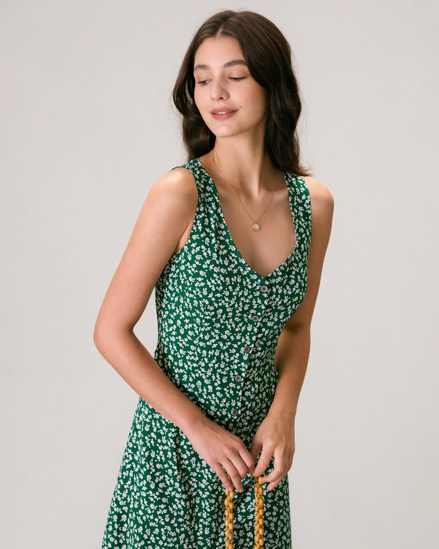 Vestido midi floral verde com decote em V e botões