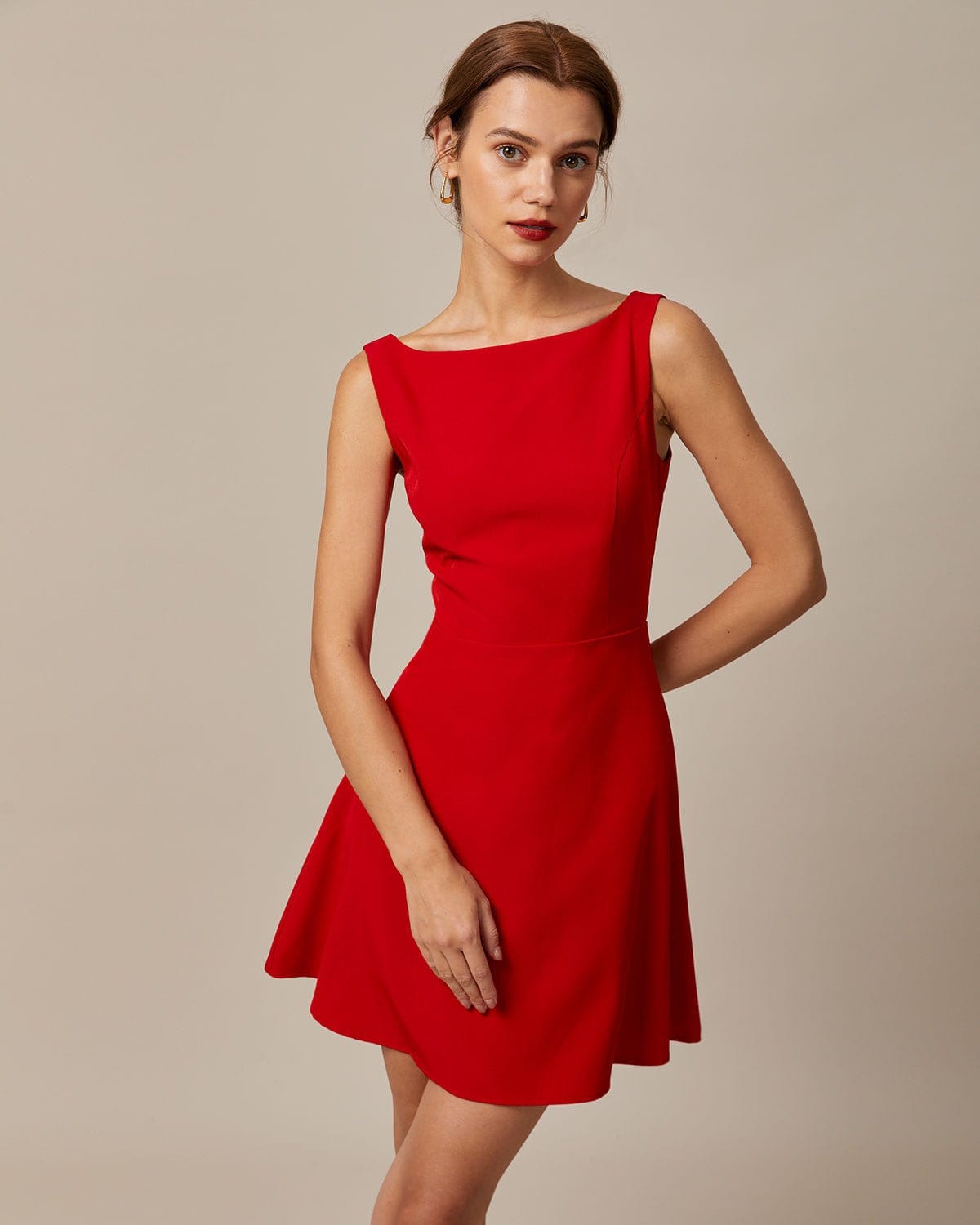 Vestido mini vermelho com decote canoa e cintura alta