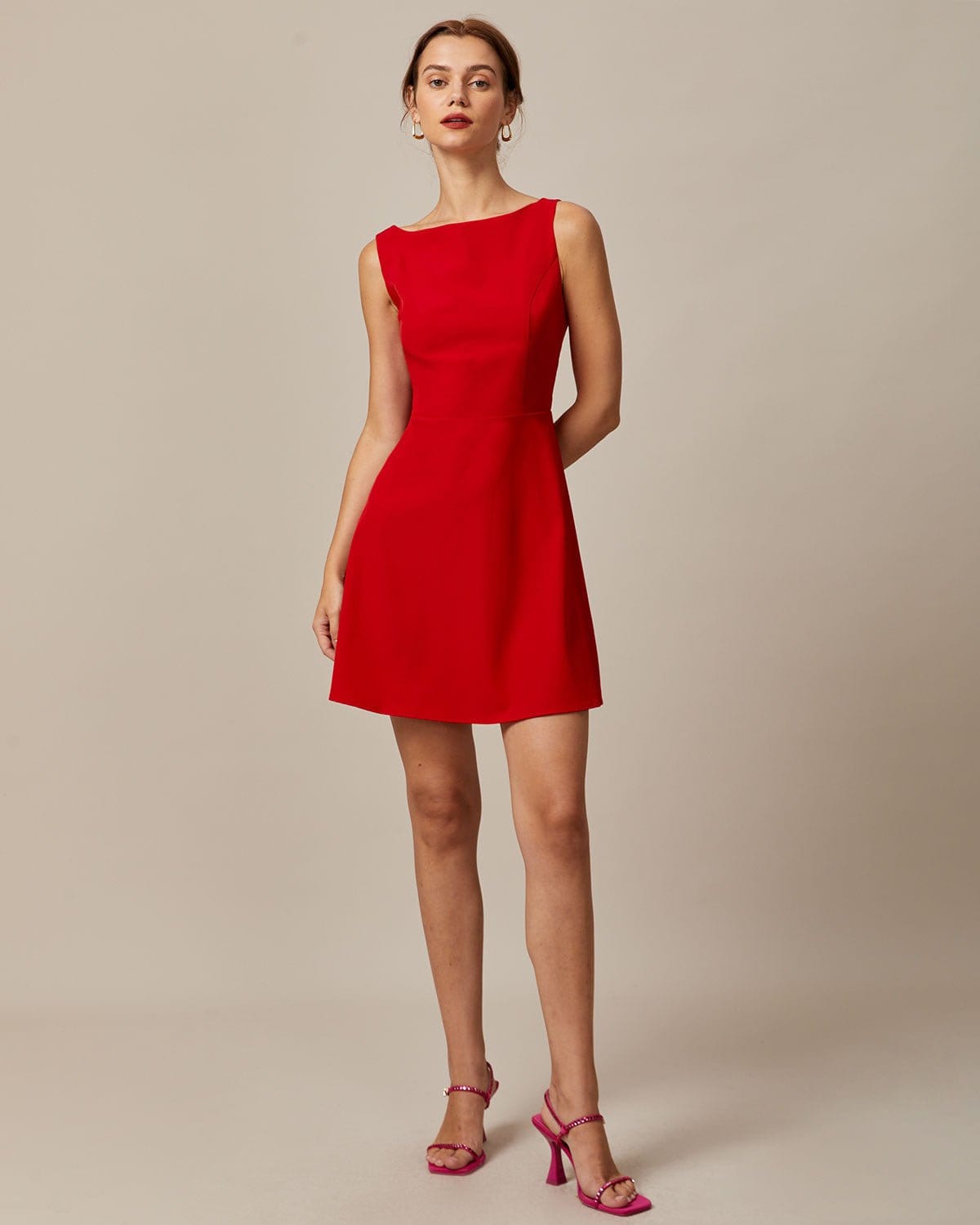 Vestido mini vermelho com decote canoa e cintura alta