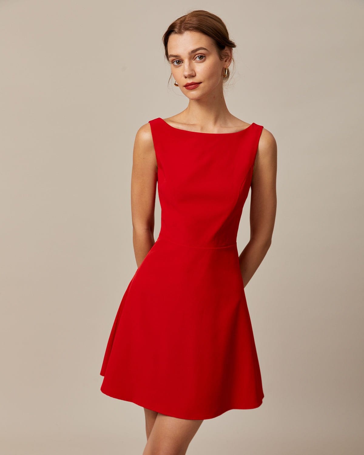 Vestido mini vermelho com decote canoa e cintura alta