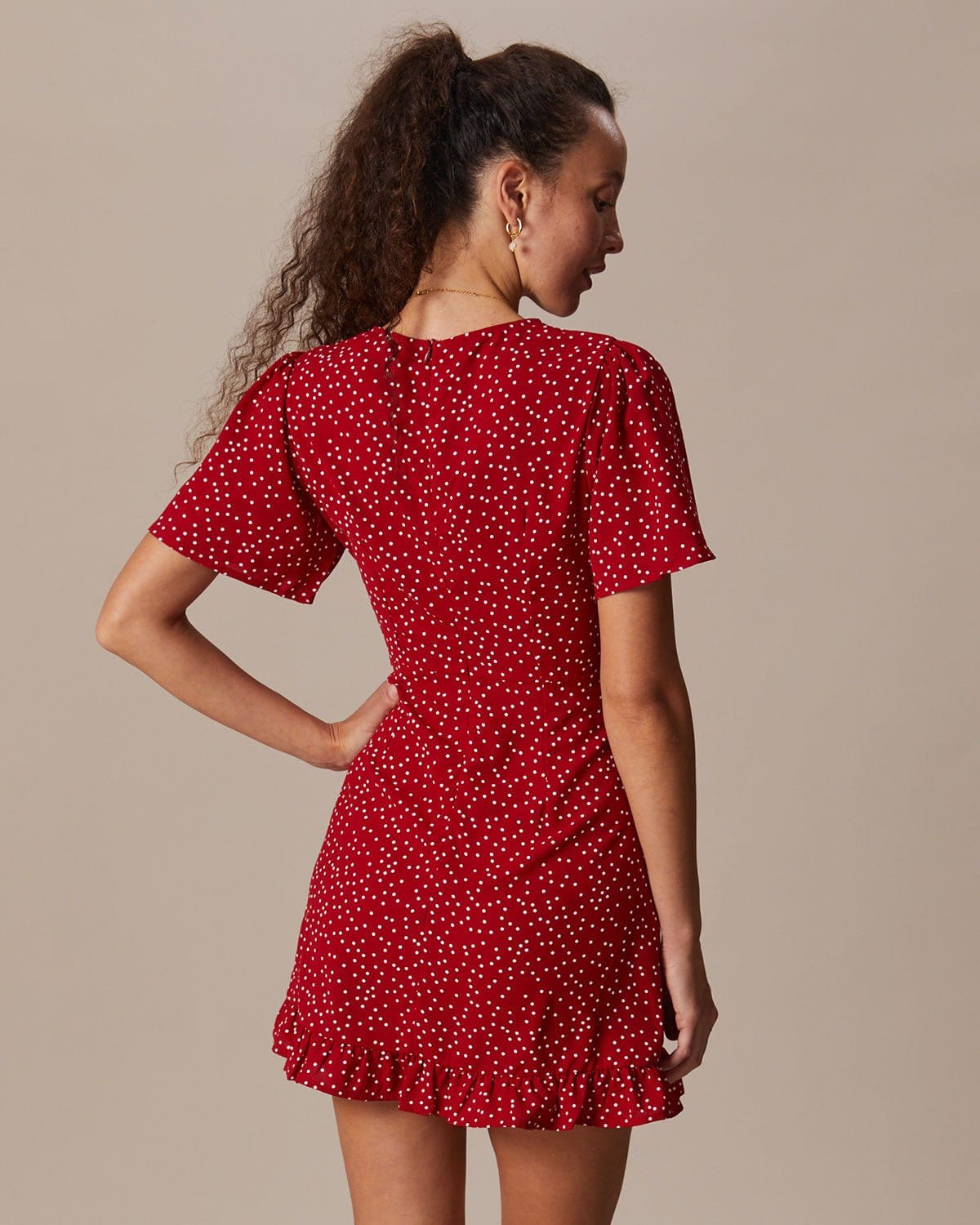 Mini vestido vermelho com decote em V, estampa de poás e babados