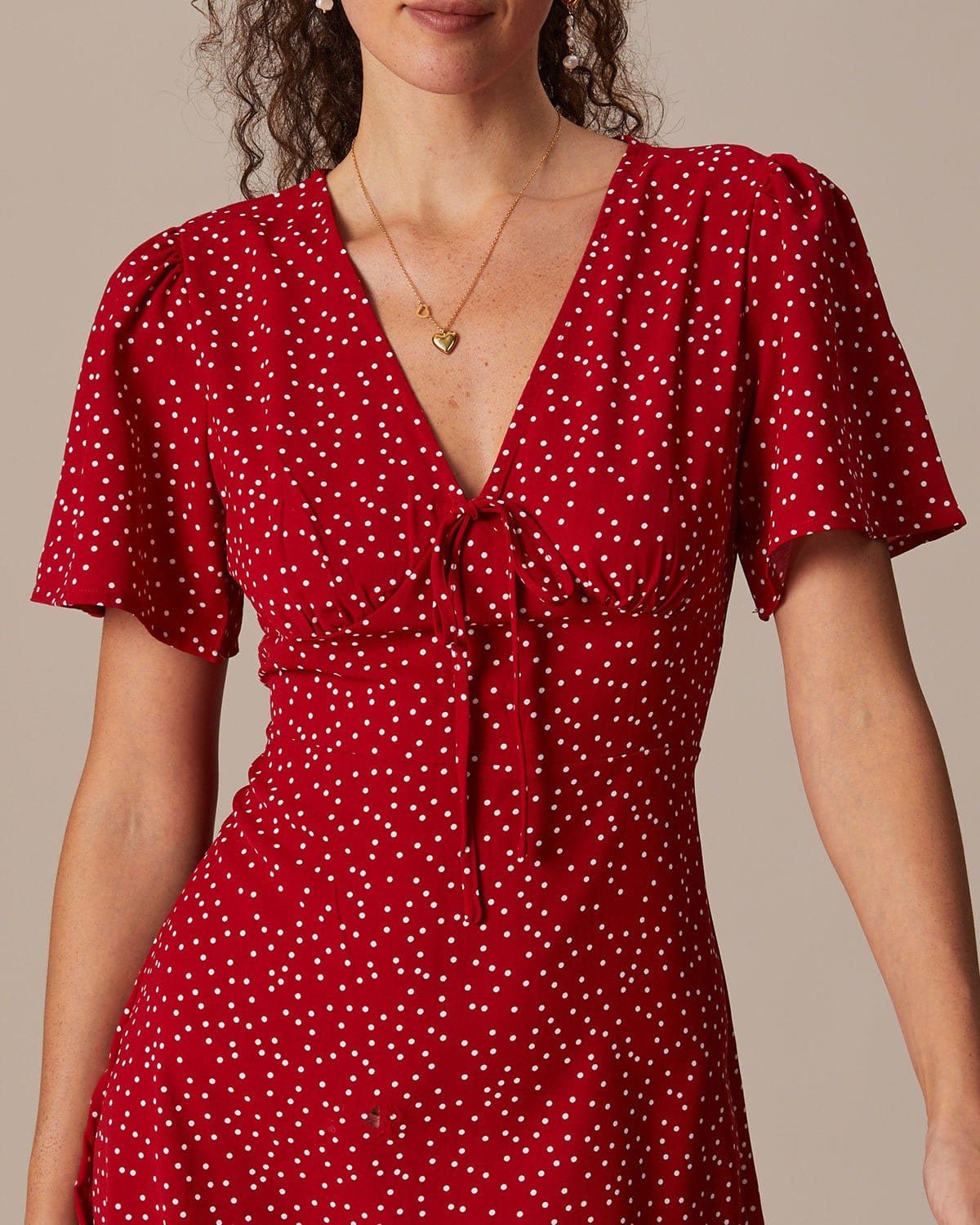 Mini vestido vermelho com decote em V, estampa de poás e babados