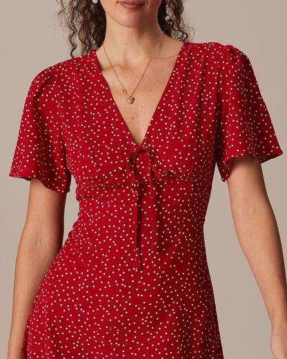 Mini vestido vermelho com decote em V, estampa de poás e babados