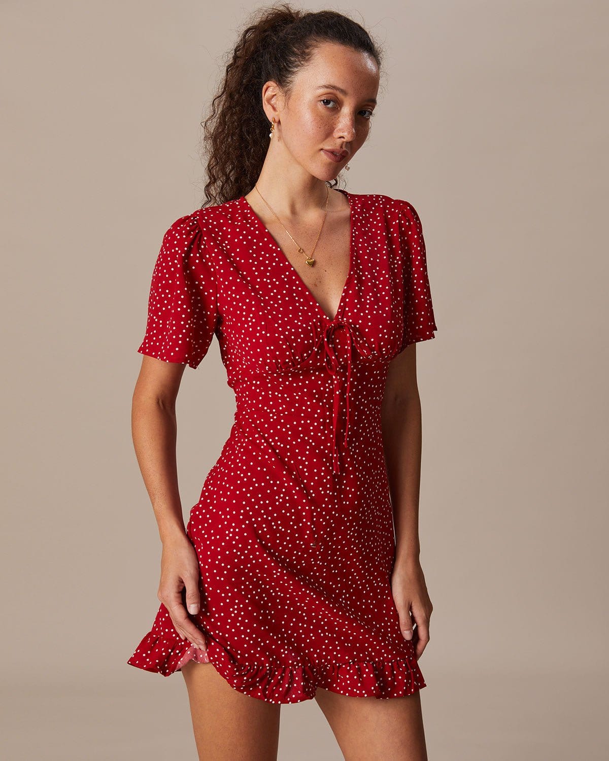 Mini vestido vermelho com decote em V, estampa de poás e babados