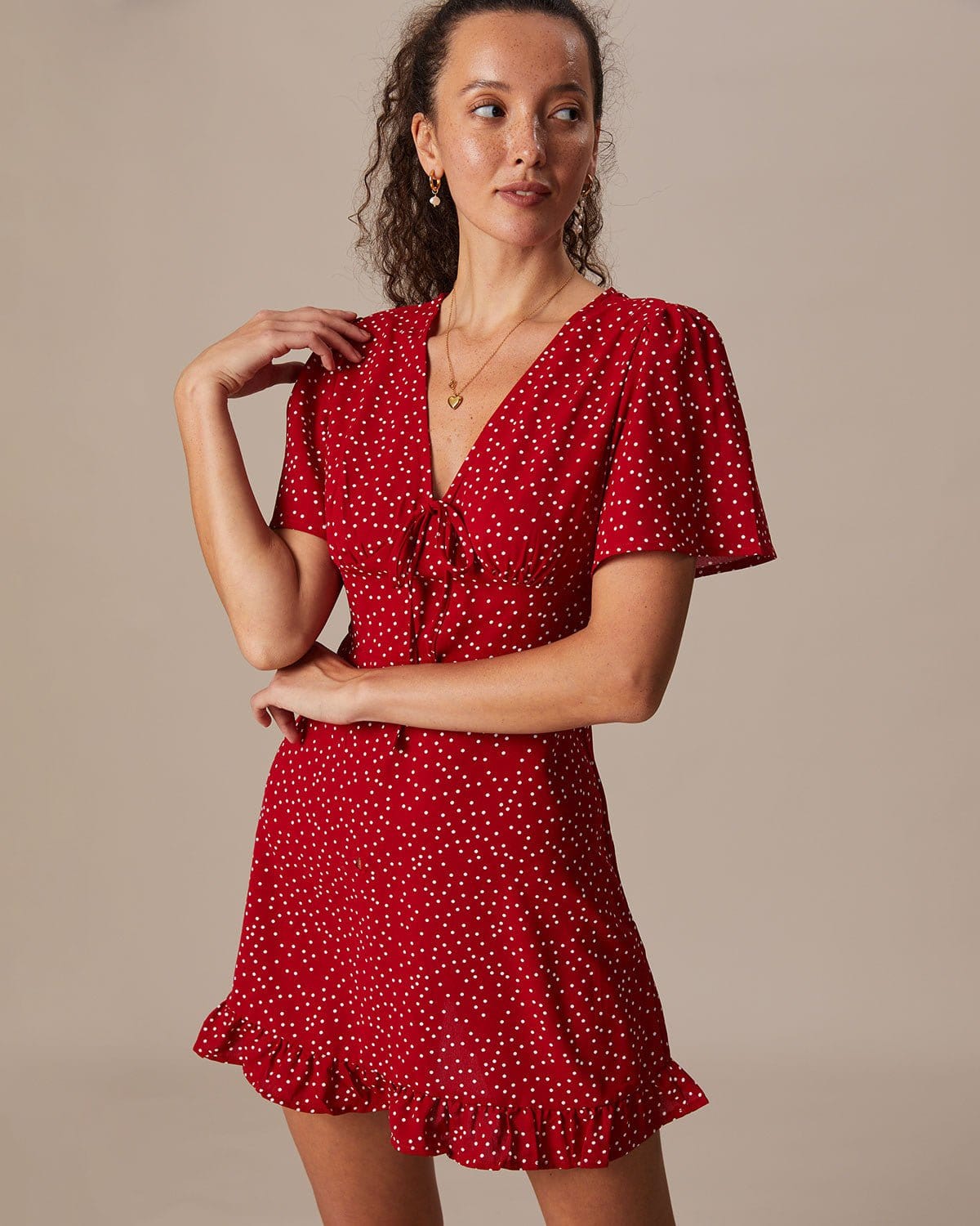 Mini vestido vermelho com decote em V, estampa de poás e babados