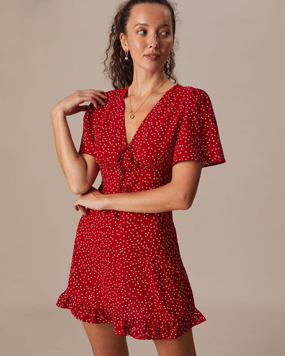 Mini vestido vermelho com decote em V, estampa de poás e babados