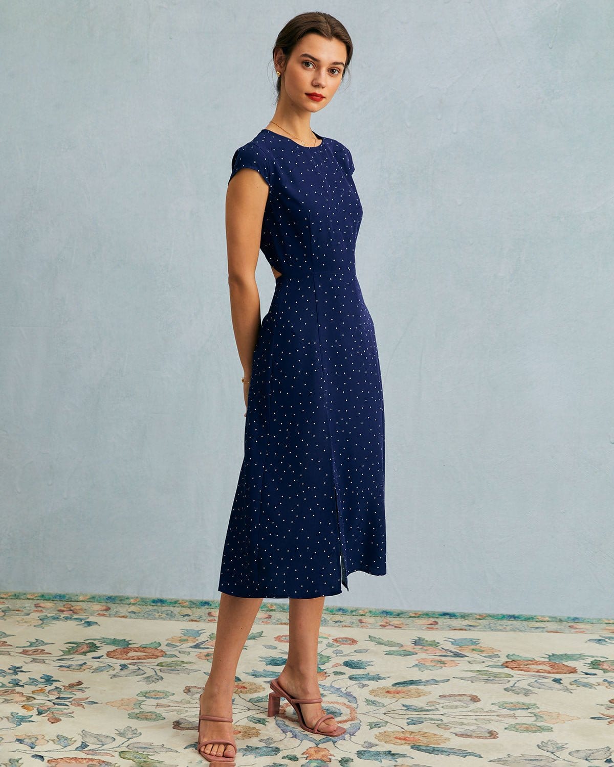Vestido midi azul-marinho com poá, decote redondo e detalhe recortado