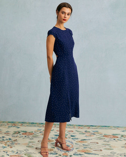 Vestido midi azul-marinho com poá, decote redondo e detalhe recortado