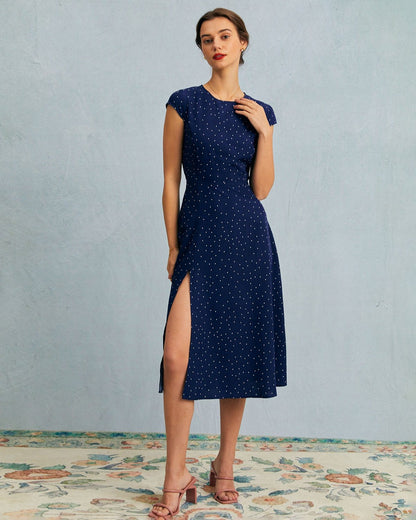 Vestido midi azul-marinho com poá, decote redondo e detalhe recortado