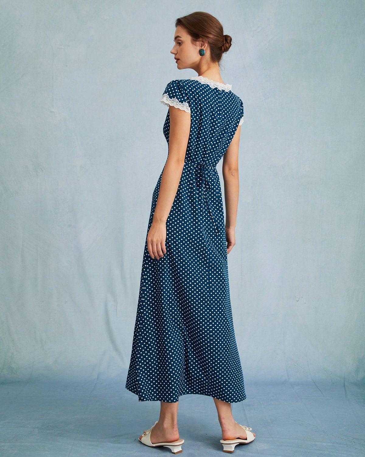 Vestido longo azul marinho em renda com decote V, estampa de poá e franzidos
