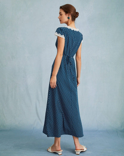 Vestido longo azul marinho em renda com decote V, estampa de poá e franzidos