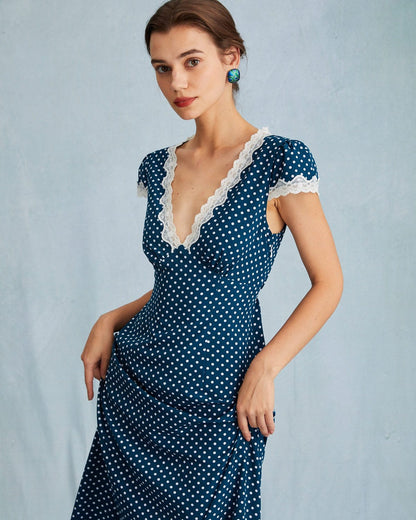 Vestido longo azul marinho em renda com decote V, estampa de poá e franzidos