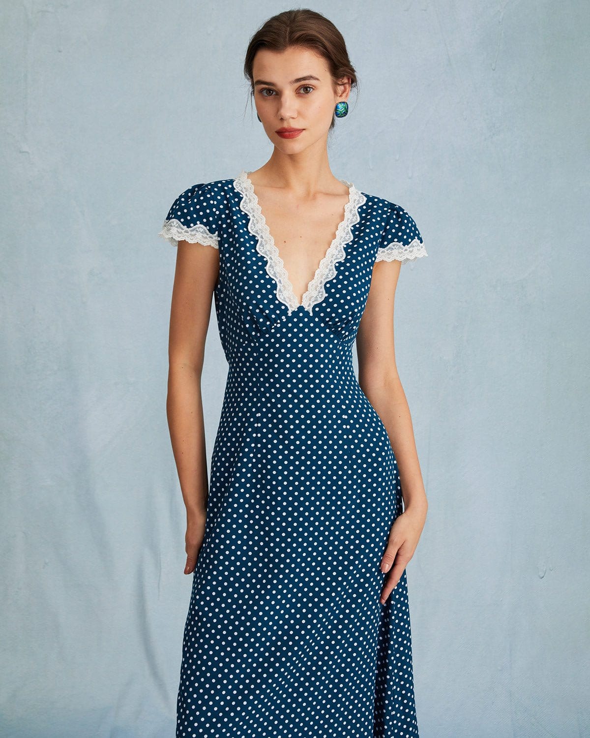 Vestido longo azul marinho em renda com decote V, estampa de poá e franzidos
