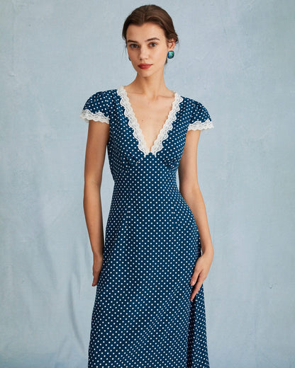 Vestido longo azul marinho em renda com decote V, estampa de poá e franzidos