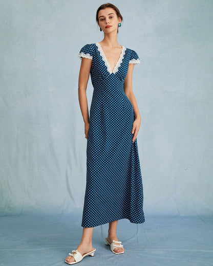 Vestido longo azul marinho em renda com decote V, estampa de poá e franzidos