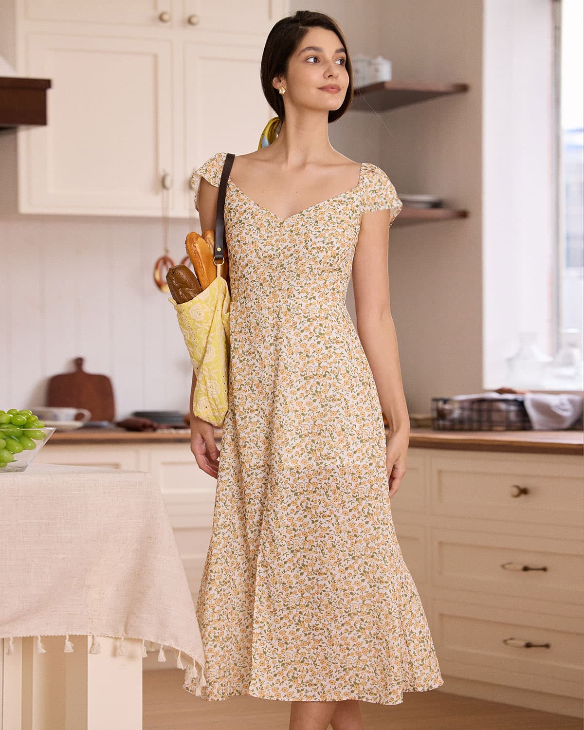 Vestido Midi Amarelo com Estampa Floral, Decote em V e Fenda