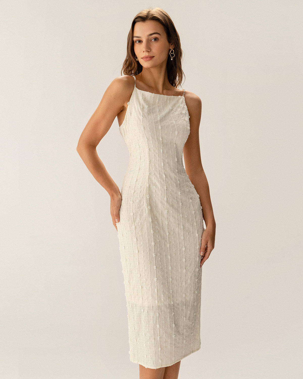 Vestido slip midi bege texturizado com miçangas