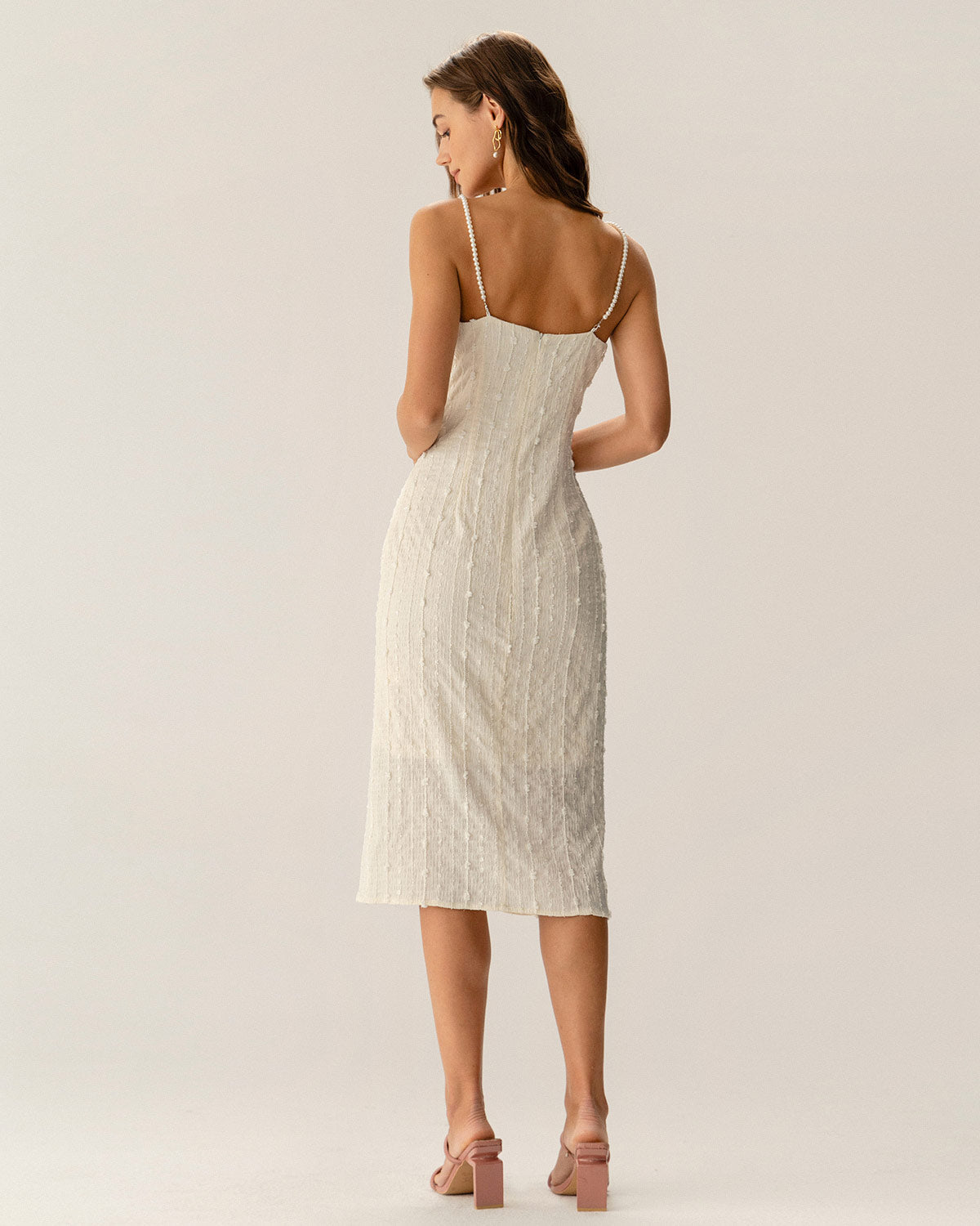 Vestido slip midi bege texturizado com miçangas