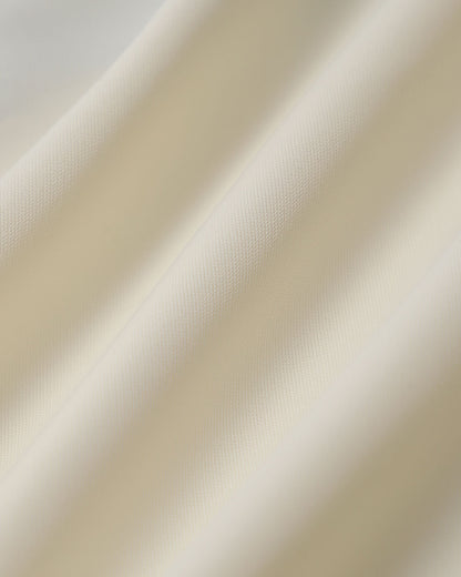 Mini vestido slip preto com detalhe contrastante