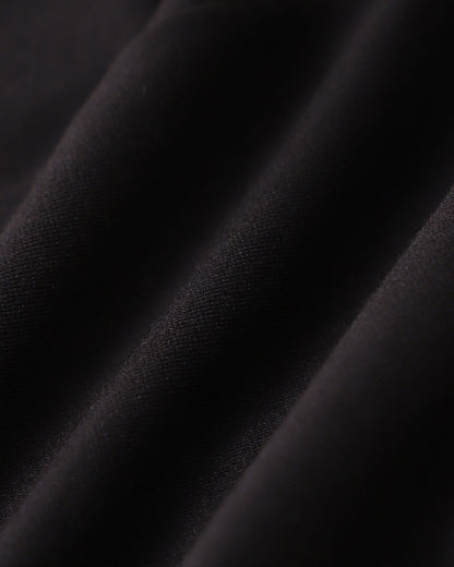 Mini vestido slip preto com detalhe contrastante
