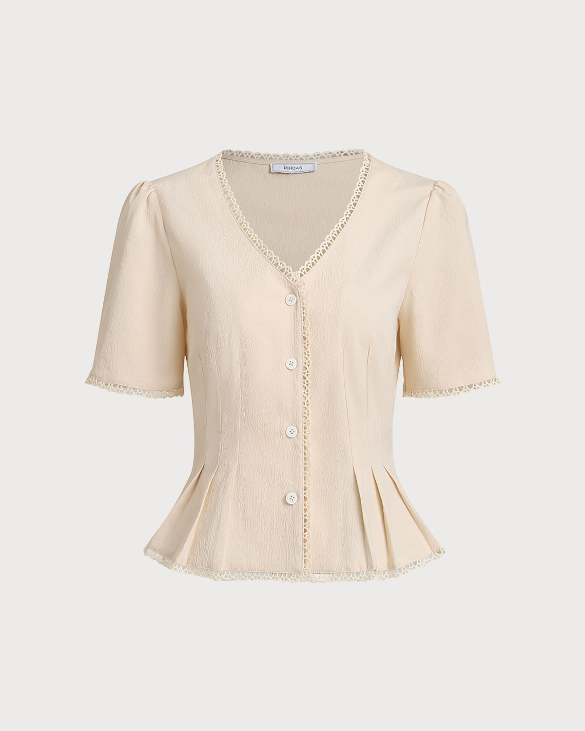 Blusa bege plissada com decote em V e botões