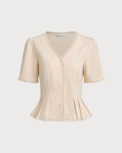 Blusa bege plissada com decote em V e botões