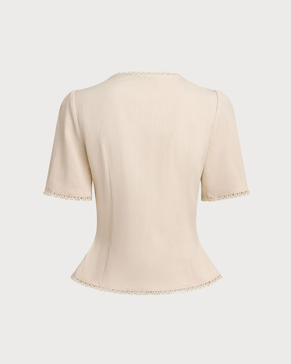 Blusa bege plissada com decote em V e botões