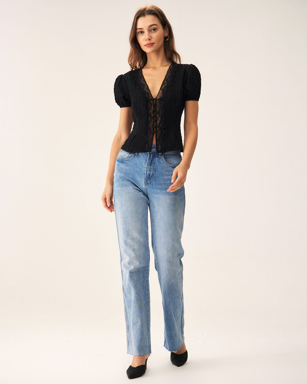 Blusa preta com renda jacquard e botões