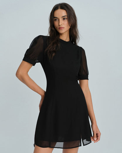 Minivestido preto com gola alta