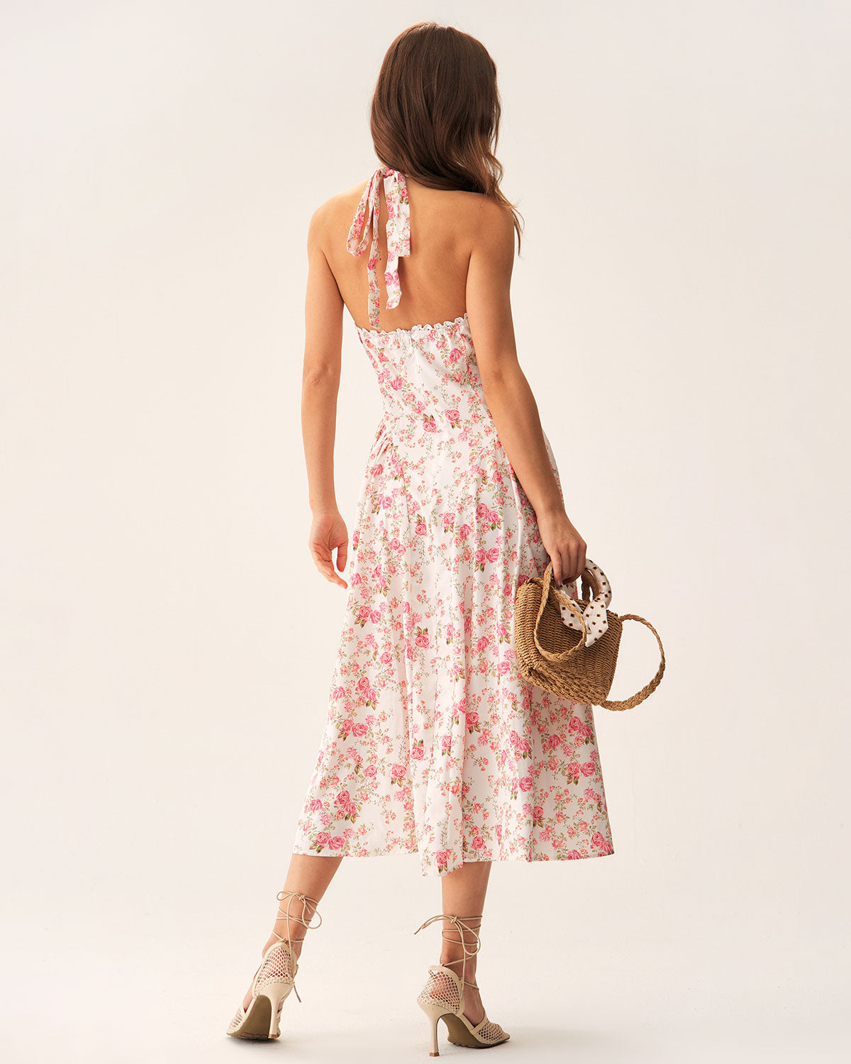Vestido midi rosa com estampa floral e decote halter