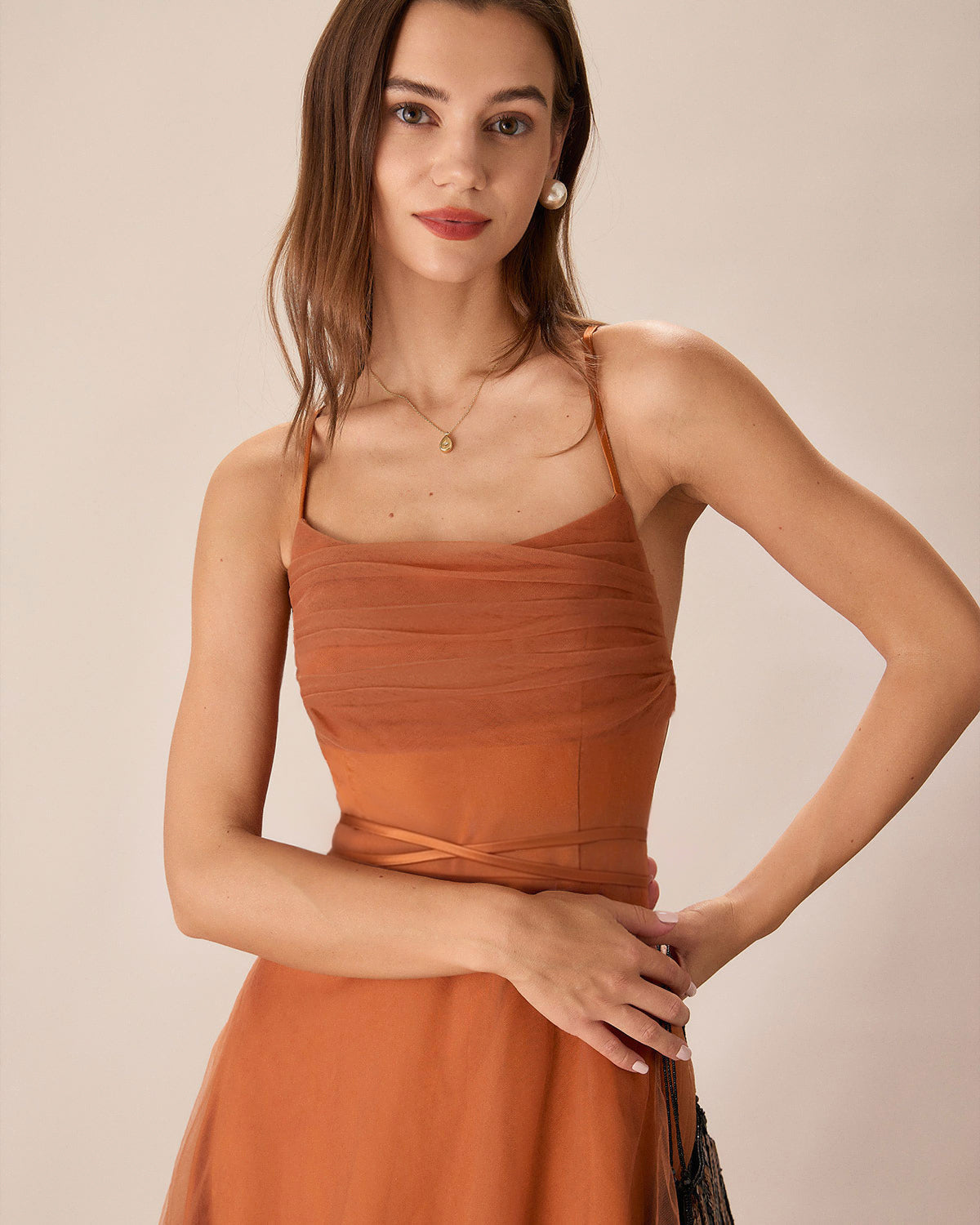 Vestido slip midi fluido em tule — Caramelo