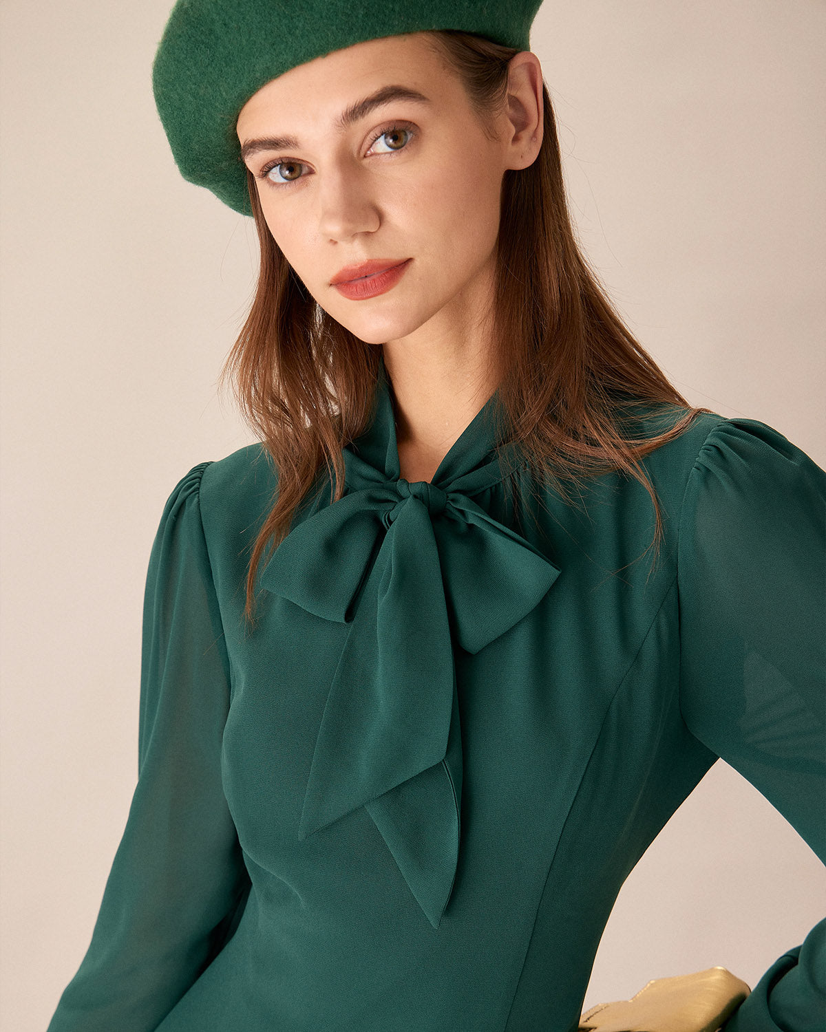Vestido mini verde semitransparente com laço no pescoço