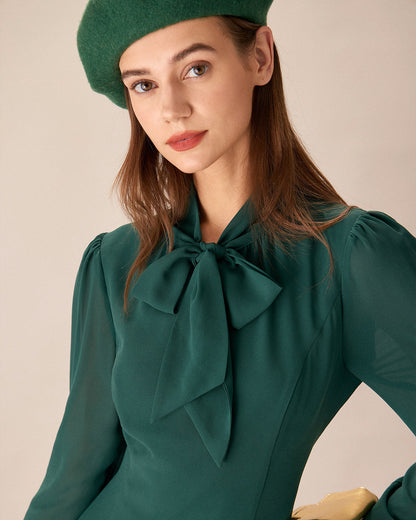 Vestido mini verde semitransparente com laço no pescoço