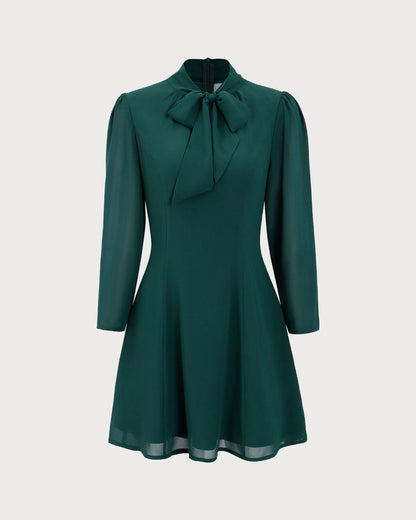 Vestido mini verde semitransparente com laço no pescoço