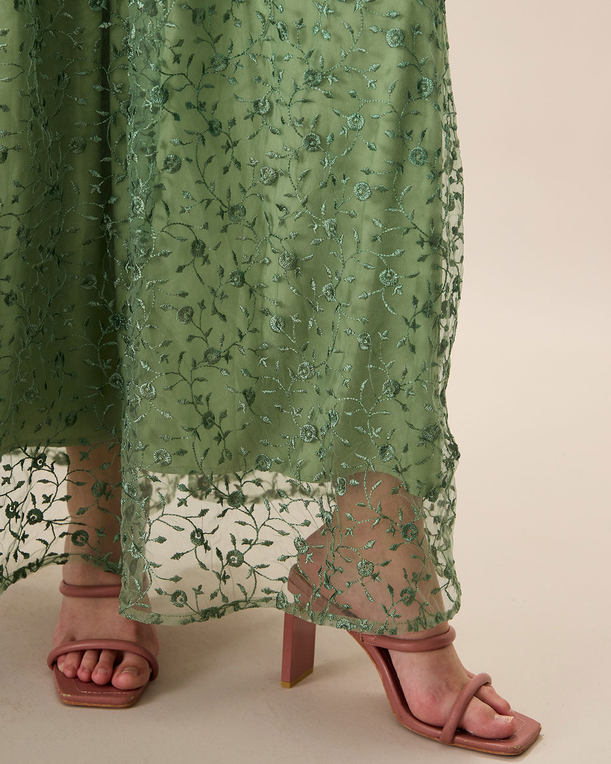 Vestido Slip Longo em Tule com Bordado Verde